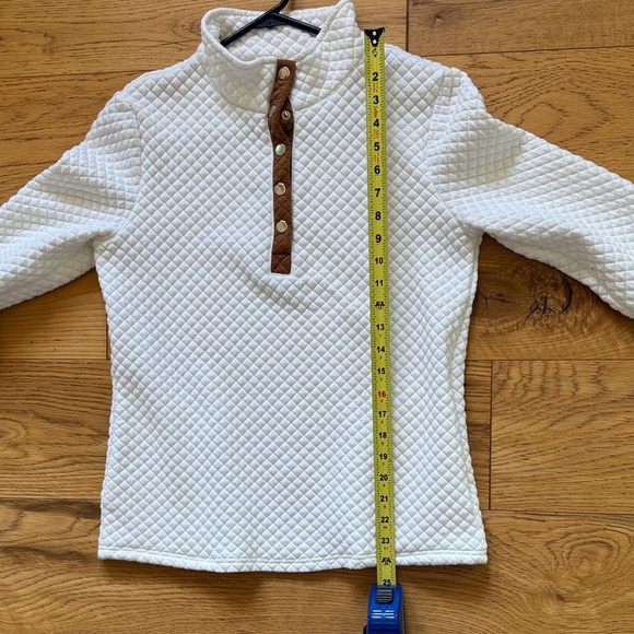 Source Unknown White Quilted Sweatshirt with Brown Button Accents Small A41 - Picture 8 of 9